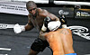 Peter Kadiru und Mauricio Barragan im Schwergewichtskampf, enger Clinch im Boxring.