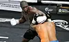 Peter Kadiru und Mauricio Barragan im Schwergewichtskampf, enger Clinch im Boxring.