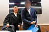 Angeklagter und Rechtsanwalt betreten den Verhandlungssaal des Landgerichts. (Archivbild)