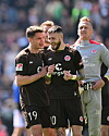 Luca-Milan Zander und Marcel Hartel jubeln im Trikot des FC St. Pauli vor einem Torhüter.