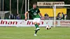 VfL-Wolfsburg-Spieler in Grün dribbelt im Testspiel in Gifhorn vor dem Tor.
