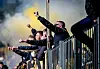 Dynamo-Fans strecken beim 1:1 gegen den FC St. Pauli die Fäuste auf der Tribüne empor.