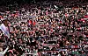 St. Pauli-Fans auf der voll besetzten Tribüne beim Bundesliga-Spiel in Hamburg.