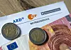 Euro-Münzen auf Schreiben des Beitragsservice mit ARD- und ZDF-Logo.