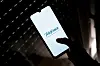 Hand hält Smartphone mit Telefónica-Logo in dunkler Umgebung