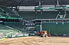 Zerbrochene Betonstützen an einer Tribüne im Bremer Weserstadion neben der Ostkurve.