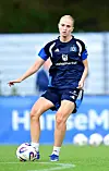 Paulina Bartz vom Hamburger SV beim Fußballtraining auf dem Platz mit Ball.