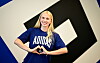 Paulina Bartz im HSV-Trikot vor großem Vereinslogo, lächelnd mit Herzgeste.