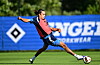 Yussuf Poulsen schießt auf dem Trainingsplatz des Hamburger SV in Helsingør gegen einen Ball.