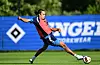 Yussuf Poulsen schießt auf dem Trainingsplatz des Hamburger SV in Helsingør gegen einen Ball.