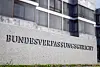 Schriftzug Bundesverfassungsgericht an der Außenfassade in Karlsruhe.