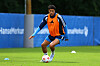 Jonas David trainiert mit der HSV U21 am Volksparkstadion auf dem Rasen mit Ball.