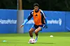 Jonas David trainiert mit der HSV U21 am Volksparkstadion auf dem Rasen mit Ball.