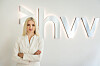 Anna-Theresa Korbutt vor hellem Hintergrund mit großem „hvv“-Schriftzug in Hamburg.