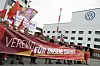 IG Metall protestiert vor dem VW-Werk in Osnabrück mit Fahnen und Transparenten.