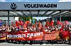 IG-Metall-Protest vor dem Volkswagen-Werk in Zwickau mit roten Fahnen und Transparenten.