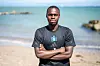 Kofi Amoako vom Hamburger SV steht am Strand von Helsingør vor der Ostsee.
