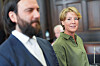 Christina Block und Anwalt Ingo Bott stehen im Gerichtssaal des Landgerichts Hamburg.