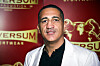 Ismail Özen Otto vor roter Universum-Wand bei der Boxing Night 15 in Hamburg.
