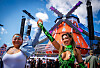 Musikfans tanzen vor der Hauptbühne des Airbeat One Festivals auf dem Flugplatz in Neustadt-Glewe.