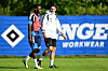 Fabio Balde und Merlin Polzin beim HSV-Training in Helsingør vor NINGE-WORKWEAR-Banner.