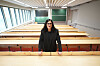 Maryam Blumenthal steht im Hörsaal des MIN-Forums der Universität Hamburg während eines Presserundgangs.