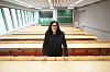 Maryam Blumenthal steht im Hörsaal des MIN-Forums der Universität Hamburg während eines Presserundgangs.
