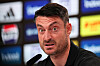 Albert Riera mit aufgerissenen Augen bei der Pressekonferenz vor Eintracht Frankfurt gegen Stuttgart.
