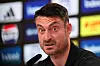 Albert Riera mit aufgerissenen Augen bei der Pressekonferenz vor Eintracht Frankfurt gegen Stuttgart.