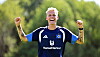 Albert Grønbæk im HSV-Trikot mit erhobenen Fäusten auf einem Trainingsplatz.