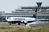 Ryanair-Boeing 737-800 landet vor dem Terminal am Flughafen Köln/Bonn.