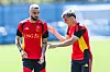 Zeno Debast und Alexis Saelemaekers trainieren im Belgien-Trikot in Renton bei Seattle.