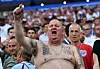 Englischer Fan jubelt mit erhobener Faust im Stadion beim WM-Halbfinale Kroatien gegen England.