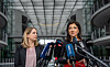 Katherina Reiche und Verena Hubertz beim Pressestatement in Berlin vor Mikrofonen.