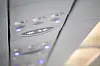 Leuchtende Anschnallzeichen in der Flugzeugkabine an der Decke