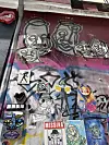 Bunte Graffitiwand mit Porträts und Street-Art-Symbolen in der Glashüttenstraße