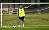 Nicolas Capaldo zeigt beim HSV-Training in Helsingør auf dem Platz Richtung Trainingsaufbau.