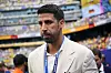 Sami Khedira im hellen Sakko im MetLife Stadium vor voller Tribüne.
