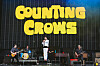 Counting Crows auf der Bühne im Hylands Park in Chelmsford mit Band und großem Bühnenlogo.