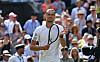 Alexander Zverev jubelt auf dem Wimbledon-Court vor der Zuschauerkulisse.