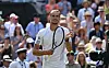 Alexander Zverev jubelt auf dem Wimbledon-Court vor der Zuschauerkulisse.
