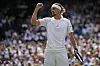 Alexander Zverev jubelt auf dem Centre Court von Wimbledon nach einem Punkt gegen Arthur Fery.