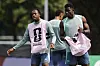 Johan Manzambi und Breel Embolo ziehen beim Training in Vancouver Leibchen über.