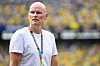 Norwegens Trainer Ståle Solbakken steht im Stadion in East Rutherford am Spielfeldrand.