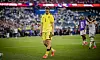 Manuel Neuer im gelben Trikot auf dem Rasen, im Hintergrund Spieler beim WM-Spiel Deutschland gegen Paraguay in Boston.