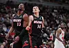 Bam Adebayo und Tyler Herro von den Miami Heat spielen gegen die Chicago Bulls im United Center.
