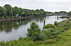 Weserwehr in Bremen mit Anleger, Dalben und grünem Ufer an der Weser.