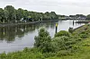 Weserwehr in Bremen mit Anleger, Dalben und grünem Ufer an der Weser.