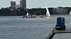 Einsatzkräfte und Boote auf der Außenalster bei Hamburg nach einer Kanu-Kenterung nahe der Kennedybrücke.