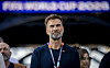 Jürgen Klopp steht in Boston vor dem Stadion beim WM-Spiel Frankreich gegen Marokko.